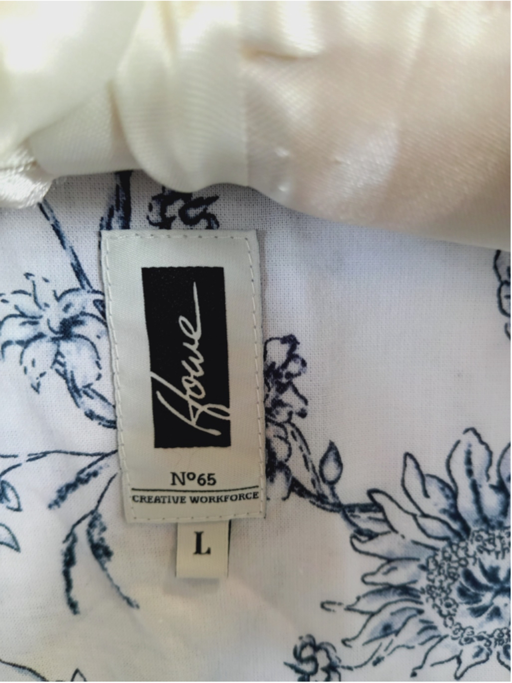 Howe Casual Button Down Shirt, Size L, White and Blue Floral breezy lightweight - Picture 6 of 8